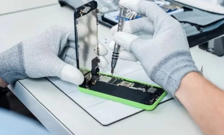 Do not forget these five things before giving your phone to the service center, otherwise you will have to pay the price for it.