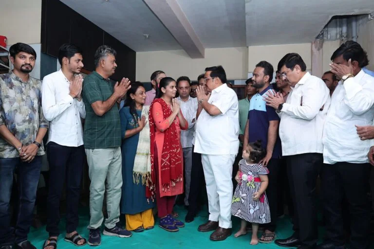 Appreciating the country's first youngest child organ donation, CR Patil visited the Sanghani family