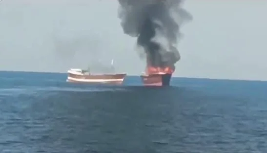 A video of the fire incident in a cargo ship in Gujarat is also viral on social media